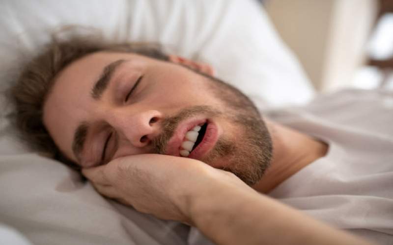 چرا افراد در خواب حرف می‌زنند؟