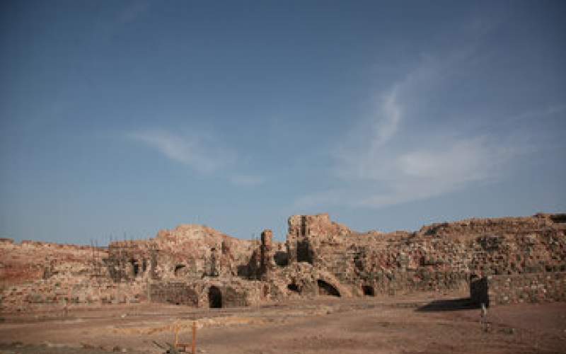 قلعه هشنیز درشهرستان پارسیان ‌مرمت می‌شود