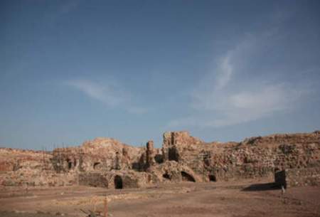 قلعه هشنیز درشهرستان پارسیان ‌مرمت می‌شود