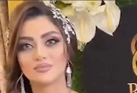 یکی از مدل‌ها با لباس مجلسی که در مراسم افتتاحیه پارچه‌فروشی شهر مهاباد حضور داشت