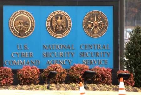 تابلویی از نمادهای فرماندهی سایبری، آژانس امنیت ملی و سرویس امنیت مرکزی در ورودی آژانس امنیت ملی آمریکا.