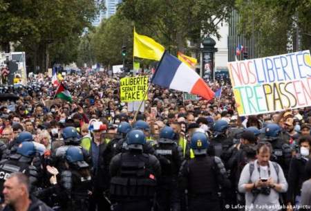 عقب‌نشینی دولت فرانسه مقابل معترضان