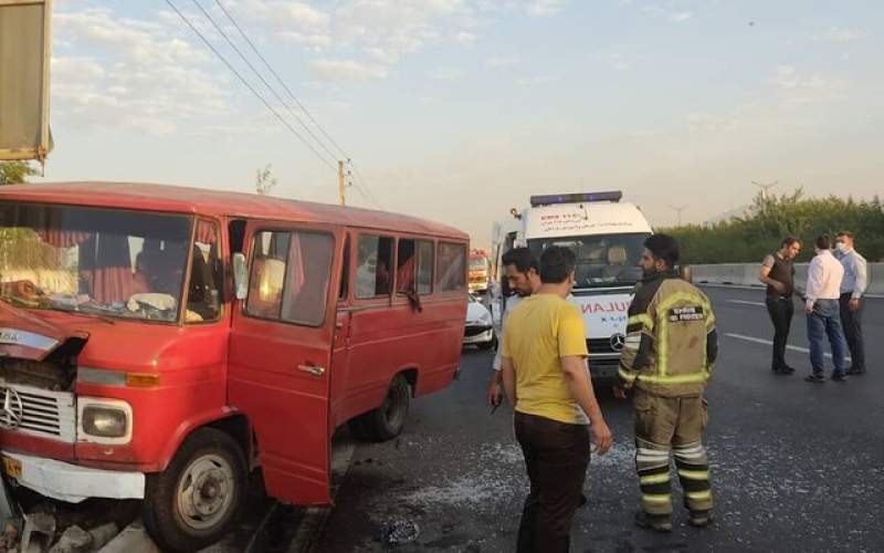 مصدومیت ۱۱ نفر در تصادف پراید با مینی‌بوس