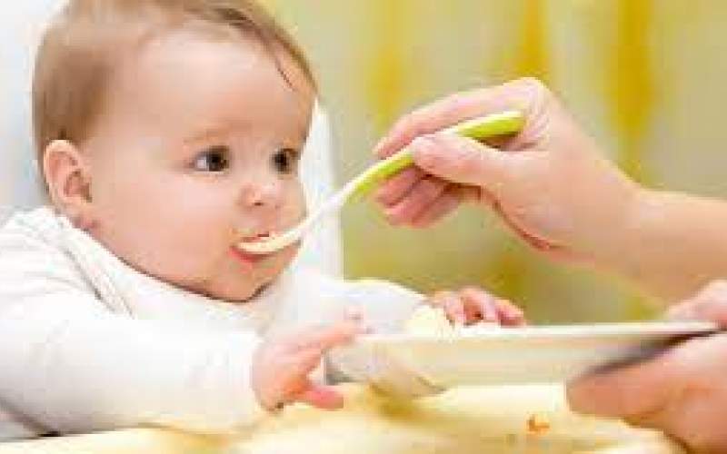 نوزاد از چه زمانی می تواند غذای کمکی بگیرد