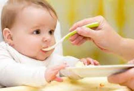 نوزاد از چه زمانی می تواند غذای کمکی بگیرد