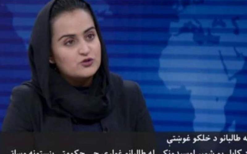 خبرنگار زنی که با نماینده طالبان مصاحبه کرد از افغانستان گریخت