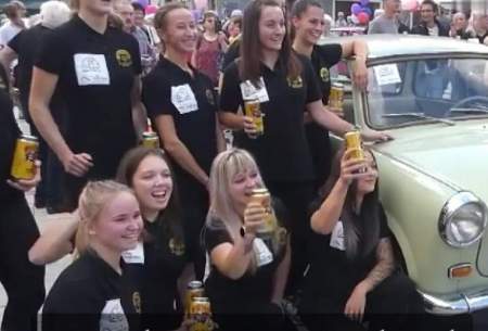رکوردشکنی ۲۰ دختر جوان در یک اتومبیل