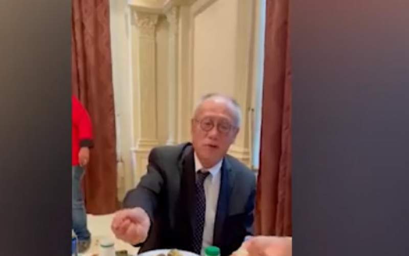 سفیر ژاپن در عربستان سعودی با دست غذا خورد
