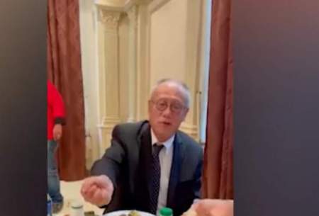 سفیر ژاپن در عربستان سعودی با دست غذا خورد