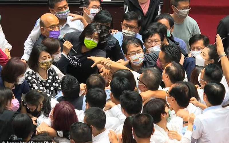 قانونگذاران تایوانی  به جان هم افتادند
