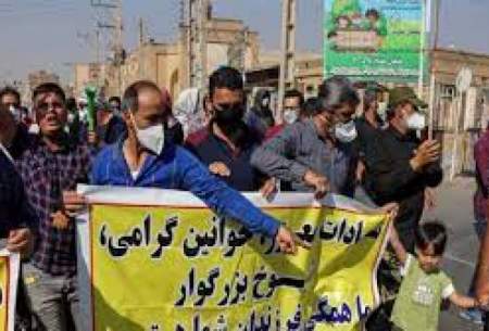 تجمع کارگران هفت‌تپه مقابل استانداری خوزستان