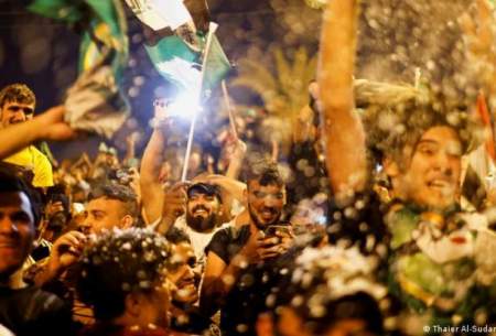 شادی طرفداران مقتدا صدر پس از اعلام پیروزی در انتخابات عراق، بغداد، ۱۱ اکتبر