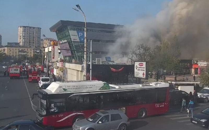 آتش سوزی در یک مرکز تجاری در باکو