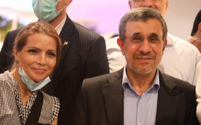 انتقاد از عکس‌های یادگاری زنان با احمدی‌نژاد!