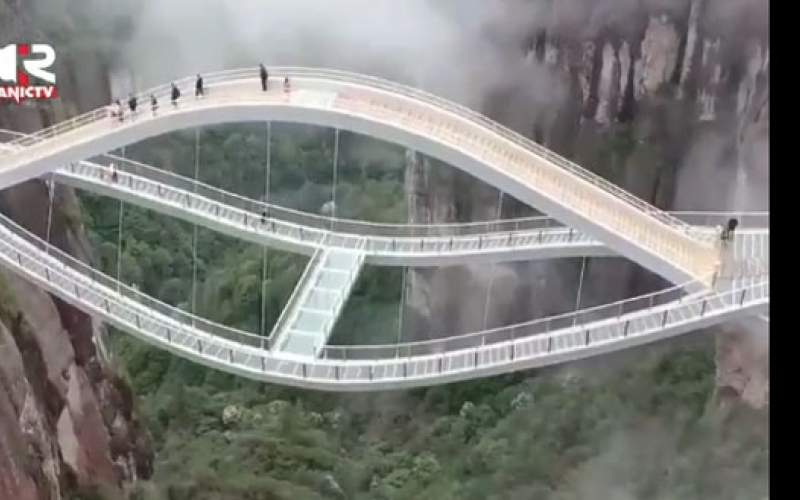 افتتاح ترسناک‌ترین پل شیشه‌ای در چین