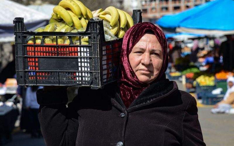 اخراج پناهجویان سوری به دلیل خوردن موز!