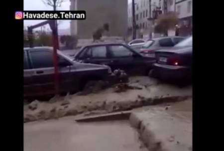 سیلاب در کرج ماشین‌ها را با خود بُرد
