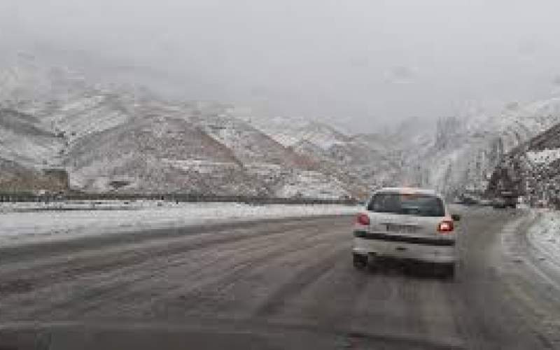 برف و باران در جاده‌های ۱۳ استان کشور