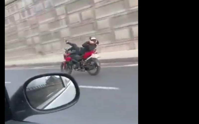 حرکات خطرناک یک موتورسوار در تهران