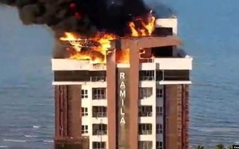 عکس از ساعت‌های اولیه آتش‌سوزی که از طبقات بالای برج رامیلا آغاز شد