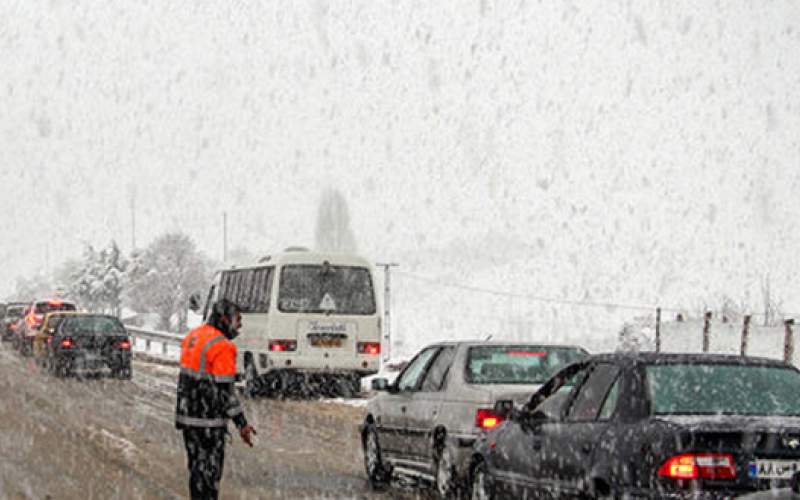 برف و باران در جاده‌های ۱۸ استان کشور