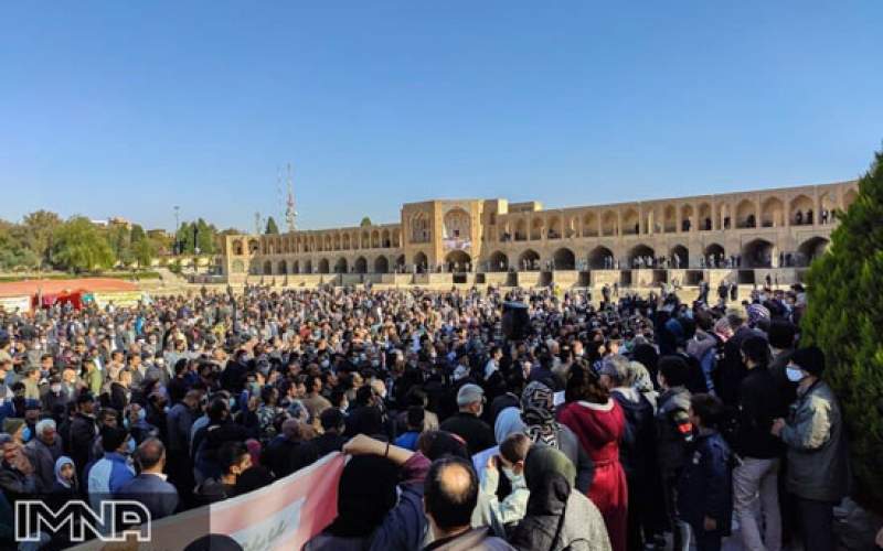 تحصن مردم اصفهان در بستر خشکیده‌ زاینده‌رود