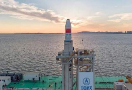 چین از دل دریا موشک پرتاب می‌کند