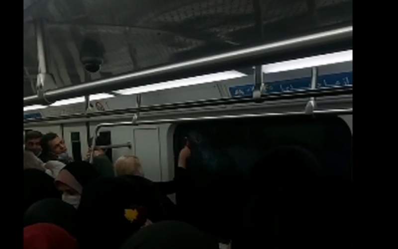 تلاش مسافران برای شکستن شیشه مترو