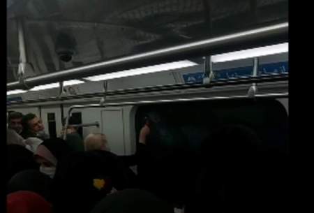 تلاش مسافران برای شکستن شیشه مترو