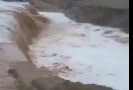 رودخانه‌ای در دشت عباس طغیان کرد/فیلم