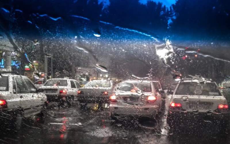 بارش باران معابر تهران را قفل کرد