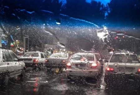 بارش باران معابر تهران را قفل کرد