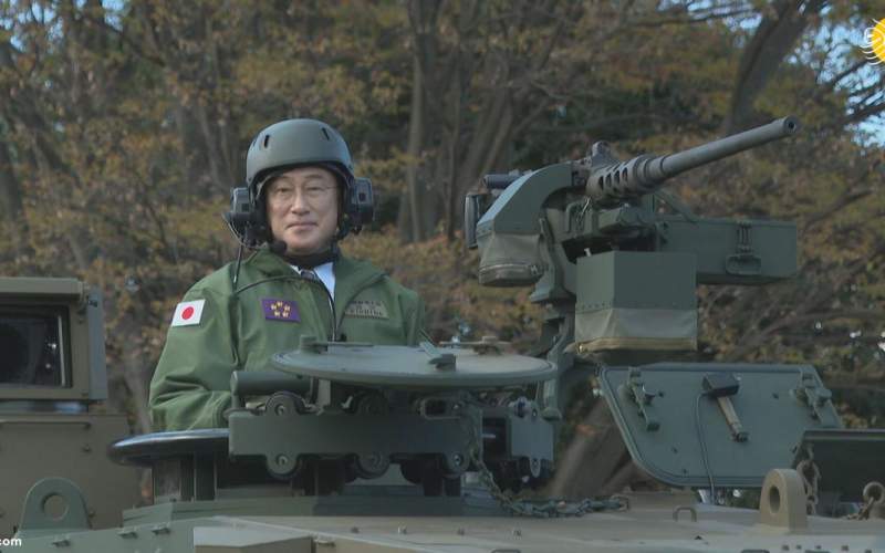 نخست وزیر ژاپن سوار تانک شد