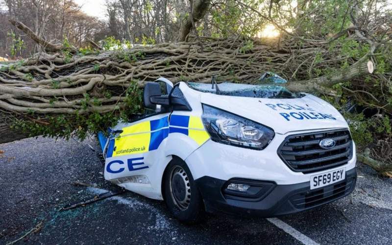مرگ سه نفر در اثر طوفان شدید در انگلیس