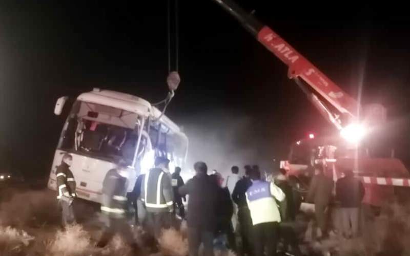واژگونی اتوبوس در جاده اصفهان - بندر عباس