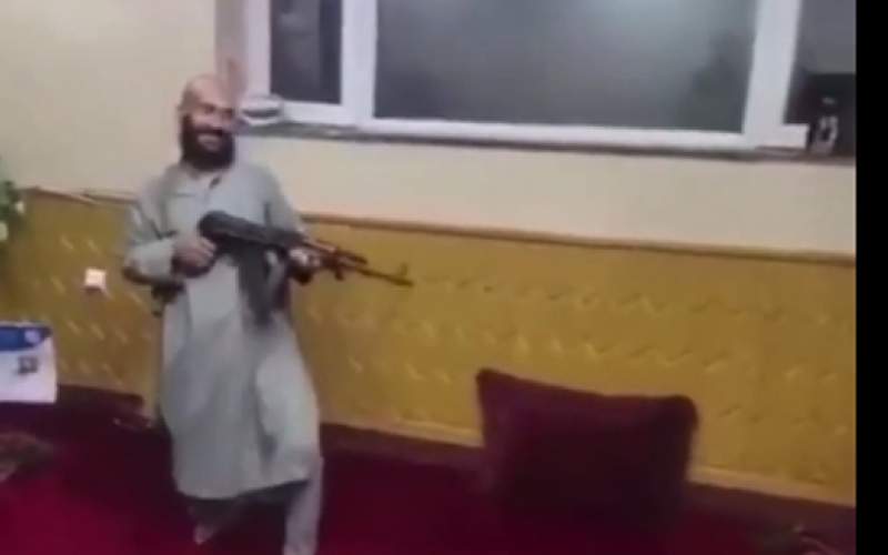 رقص منزجر کننده جنگجوی طالبان با اسلحه