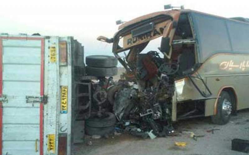 تصادف خاور با اتوبوس ۲۴ مصدوم بر جای گذاشت