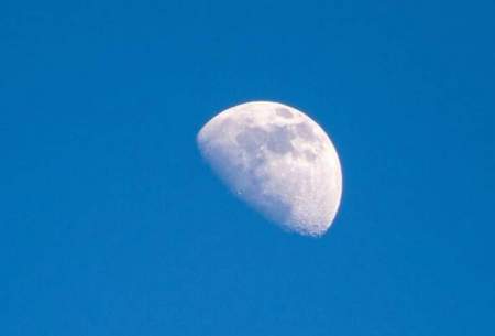 چرا می‌توان ماه را در طول روز دید؟