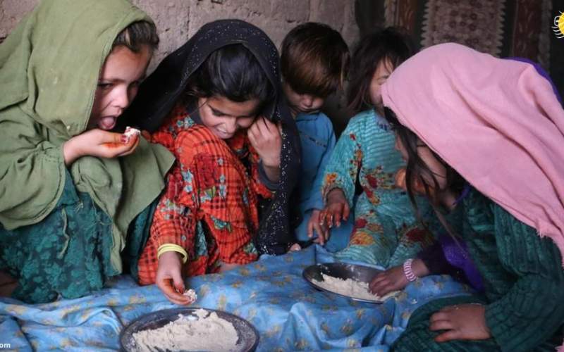خانواده افغان برای زنده ماندن آرد می‌خورند!