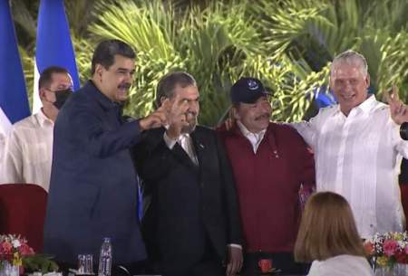 محسن رضایی، نفر دوم از سمت چپ در مراسم تحلیف دانیل اورتگا با حضور رئیس‌جمهوری ونزوئلا