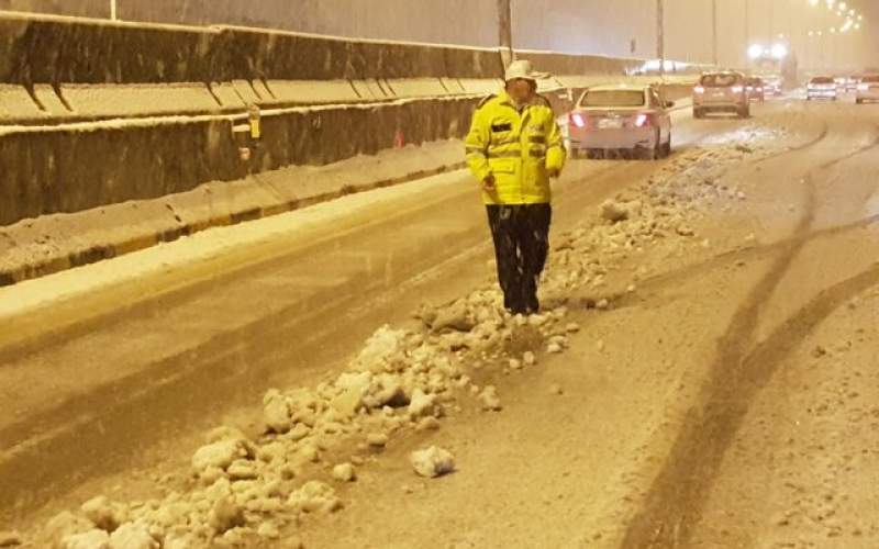 امدادرسانی به ۱۰۰ خودروی گرفتار در برف