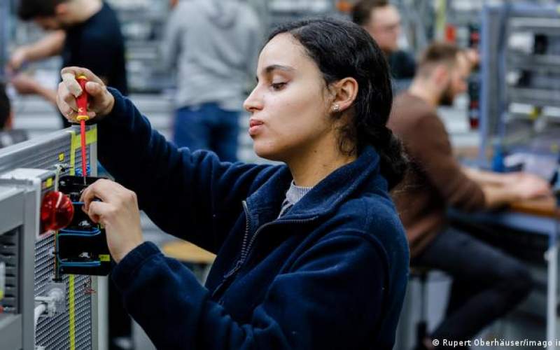 آلمان در صدد جذب سالی ۴۰۰ هزار نیروی مهاجر
