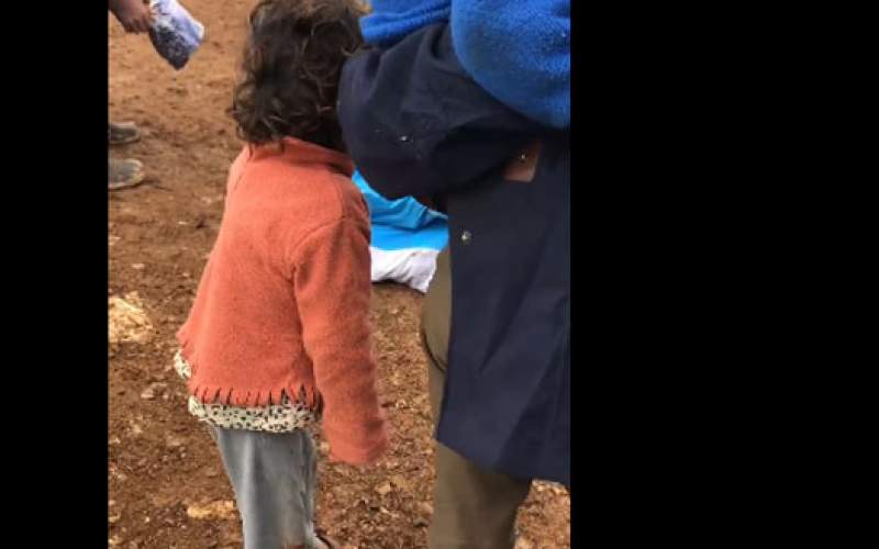 تصاویری دردناک از لرز کودک آواره سوری در سرما