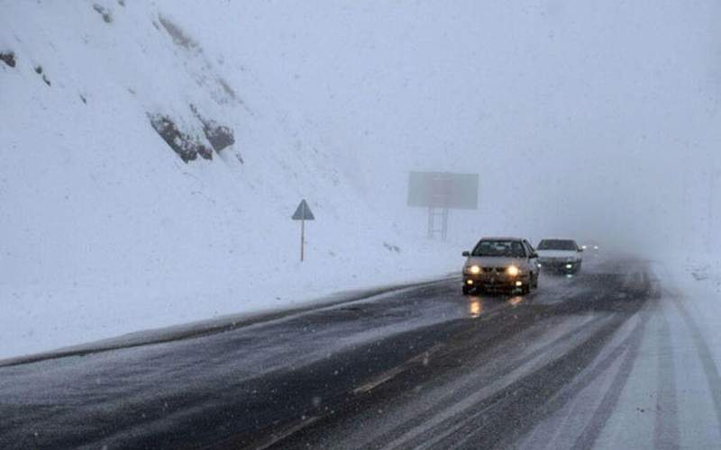 هجوم برف و باران به جاده‌های کشور