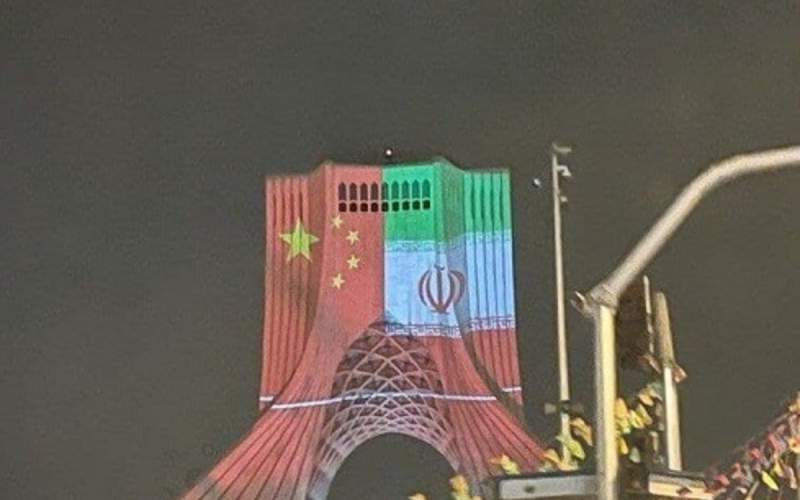 تصویر پرچم ایران و چین در میدان آزادی