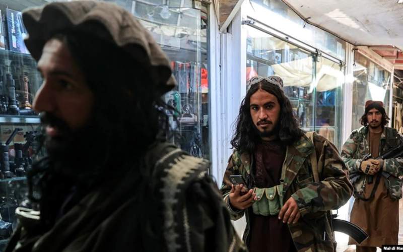 نیروهای طالبان در حال گشت در یک بازار محلی
