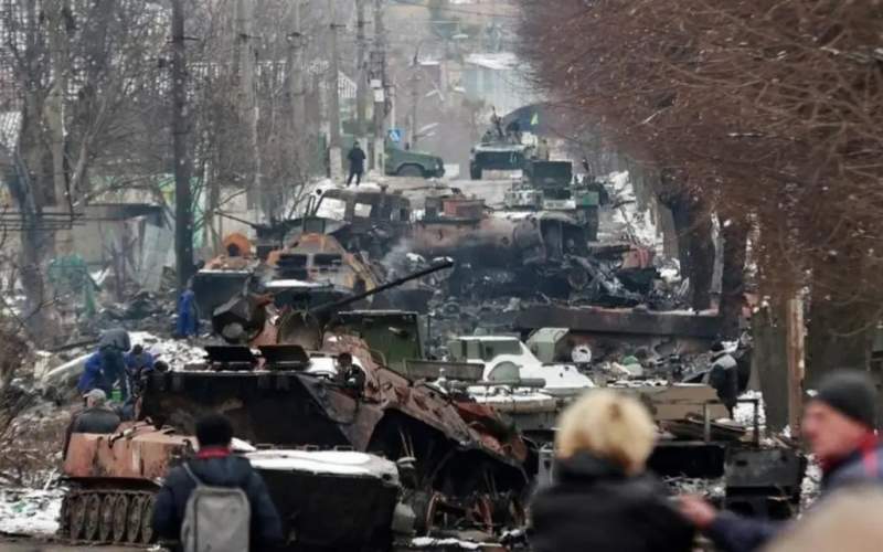 ستونی از تجهیزات نظامی منهدم شده ارتش متجاوز روس در اوكراین