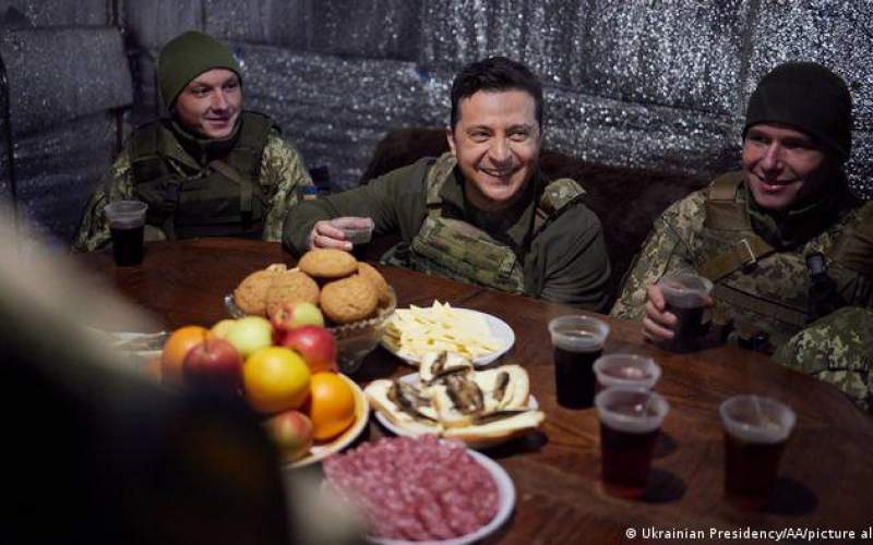 رییس‌جمهور اوکراین در کنار نیروهای ارتش و مبارزان مردمی
