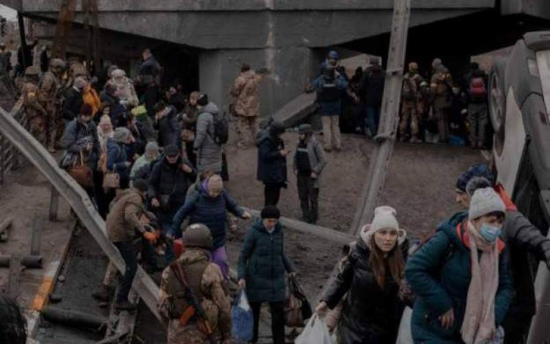 ازدحام زنان و کودکان در ایستگاه راه آهن کیف