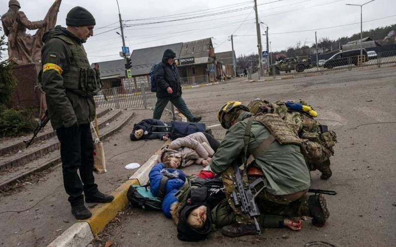 یک خانواده ۴ نفره (مادر، پدر و دو فرزند) در ایپرین در شمال کیف که می‌خواستند از بمباران‌های وحشیانه نیروهای اشغالگر فرار کنند بر اثر اصابت راکت‌های جنایتکاران روس کشته شدند. در اثر بمباران کور این شهر توسط متجاوزان، جسد دهها زن و کودک در خیابان‌ها و زیر آوارها مانده است.